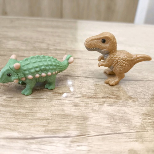 Kinder Jurassic World 4 dinosaur figures like new