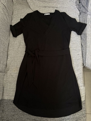 Zara black dress with belt size small like new