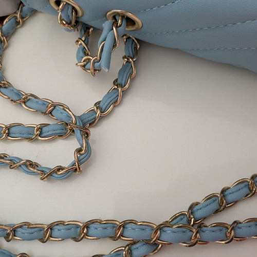 Blue shoulder bag with gold chain and clasp like new