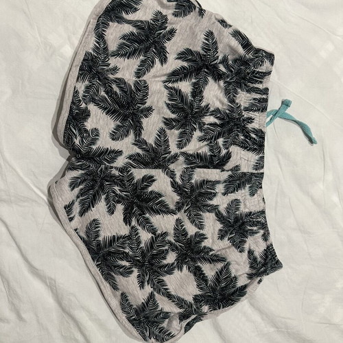 Women's shorts with tropical print, size M