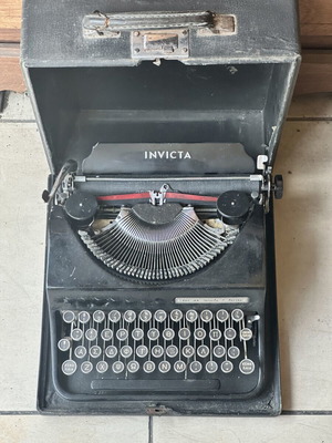 Invicta Torino 1938 typewriter used with Greek keyboard and case