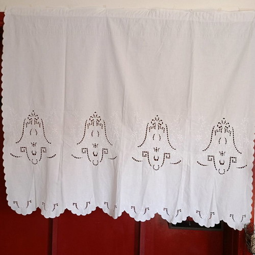 Cut white curtain used with scalloped edge 1.45x1.20