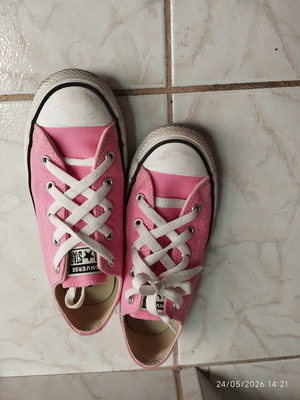 Converse kids shoes pink size 33 like new