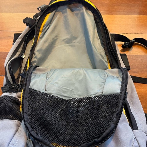 Dakine backpack 30lt like new, yellow