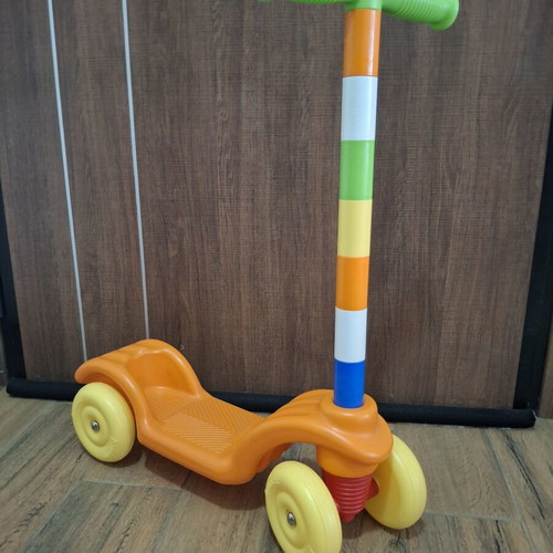 Plastic scooter with 4 wheels for learning
