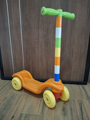Plastic scooter with 4 wheels for learning