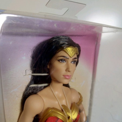 Wonder Woman κούκλα καινούργια με ελαφρώς ταλαιπωρημένη συσκευασία