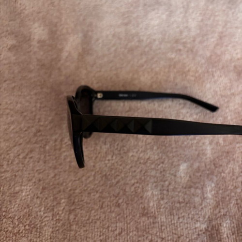 DKNY sunglasses like new with black lenses