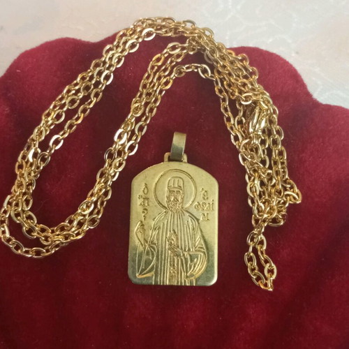 Gold-plated pendant amulet like new with faux chain 64cm