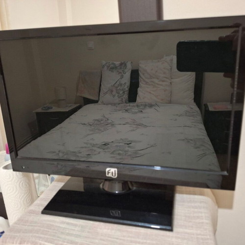 TV 15.6'' like new with extra antenna and wall mount
