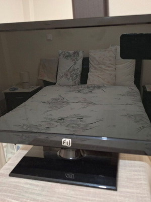 TV 15.6'' like new with extra antenna and wall mount