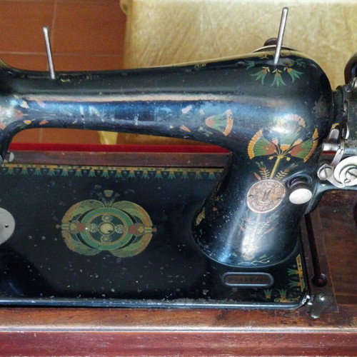 Singer vintage hand sewing machine used, functional