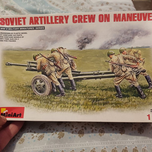 Soviet artillery crew model 1/35 Miniart like new
