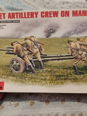 Soviet artillery crew model 1/35 Miniart like new