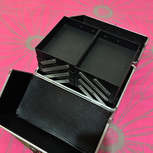 Aesthetic case like new for carrying nail polish and hairdressing items