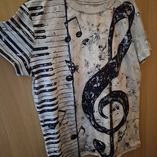 T-shirt with G clef music theme like new, size L