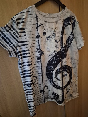 T-shirt with G clef music theme like new, size L