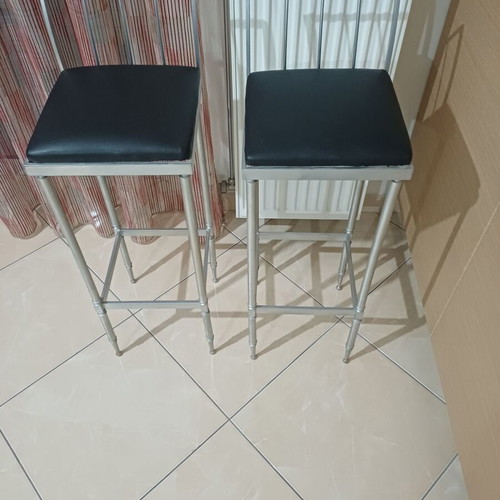 Bar stools set of 2 like new, metal frame with black leather seat