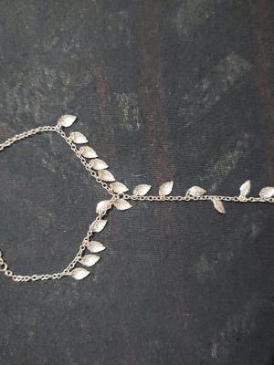 Bracelet like new connected to finger