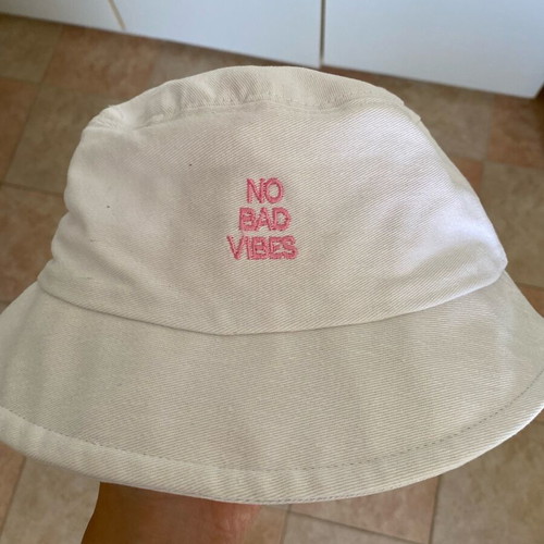 Bucket hat with slim fit like new, white