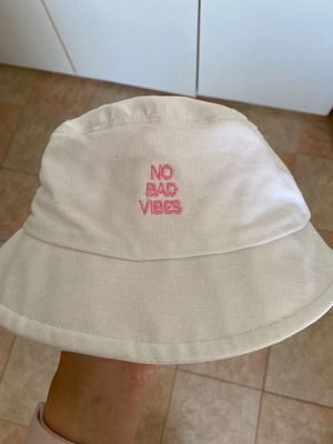 Bucket hat with slim fit like new, white