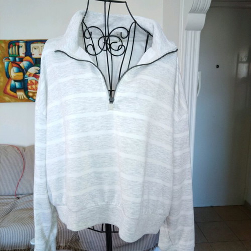 Danskin women's athletic sweatshirt like new, white gray XL