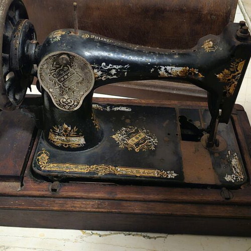 Singer Vintage Sewing Machine 1906 used, collectible