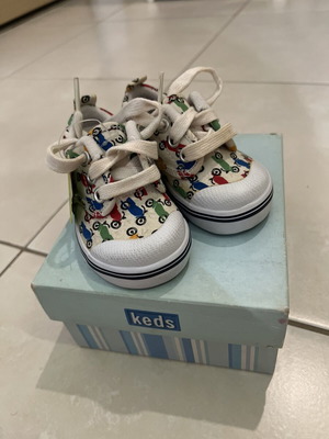 KEDS baby shoes size 19, new with tags