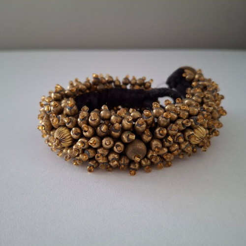 Women's bracelet used with bronze details and velvet fabric