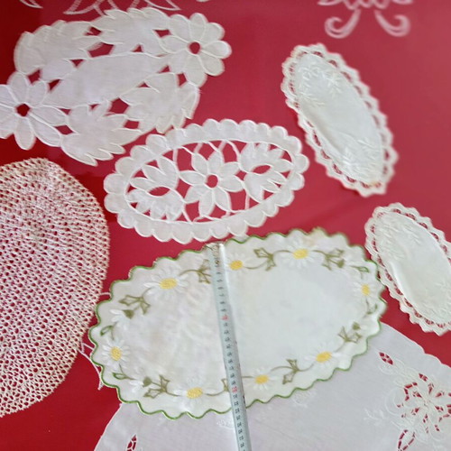 Set of 6 vintage tray and decoration doilies like new
