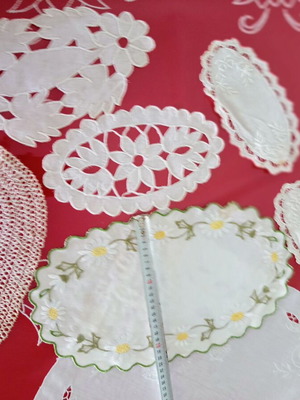 Set of 6 vintage tray and decoration doilies like new