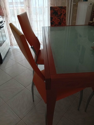 Τραπέζι κουζίνας με γυαλί που ανοίγει και 4 καρέκλες σαν καινούργιο