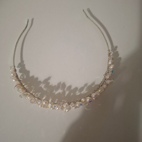 Bridal tiara, discreet and dazzling design