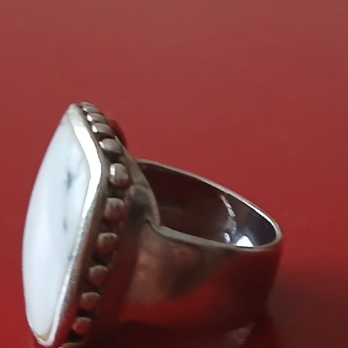 Silver 925 ring with large white agate, Lousir, like new