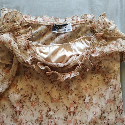 Women's floral off-shoulder top like new, size M-L, beige pink