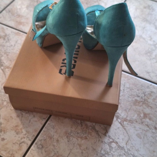 J flowers sandals emerald with straps and rhinestones like new