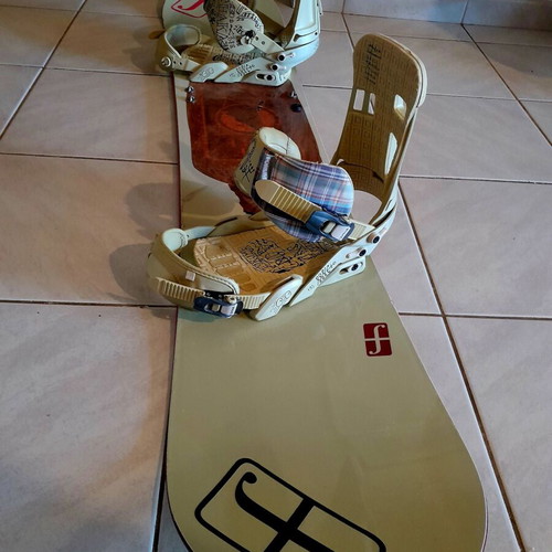 Forum Snowboard Holy Moly 155 with Shaka bindings used