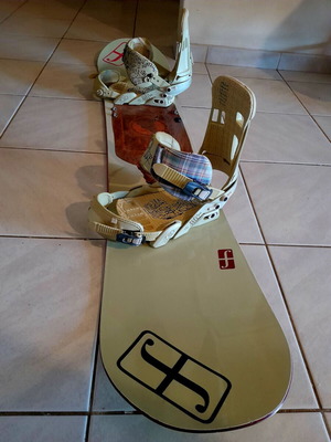 Forum Snowboard Holy Moly 155 with Shaka bindings used