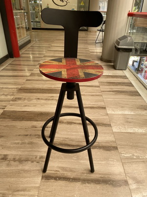 Stools and tables like new, set of 10 stools and 4 tables