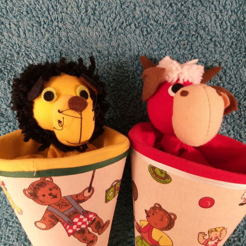 Pop-up lion and cow puppets in cone shape, set of 2