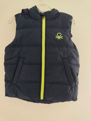 Benetton sleeveless down vest like new for boys 2-3.5 years