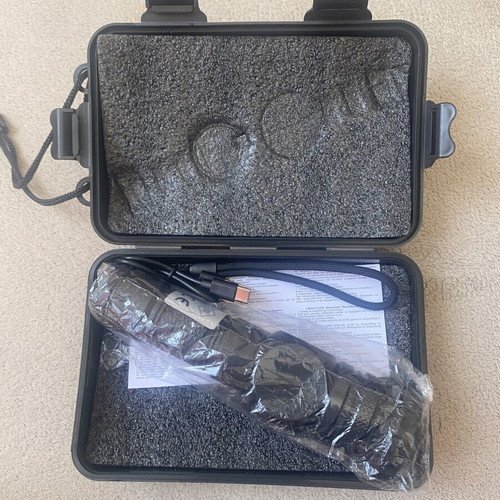Multifunctional LED flashlight