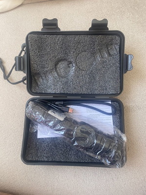 Multifunctional LED flashlight