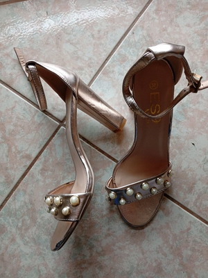 Πέδιλα ES9 μεταχειρισμένα, χρυσαφί, μέγεθος 38, τακούνι 10 εκ.