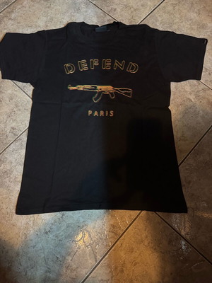 Defend Paris Large T-shirt used, black with stitched design
