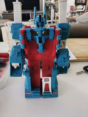 G1 Ultra Magnus figure used with trailer and accessory