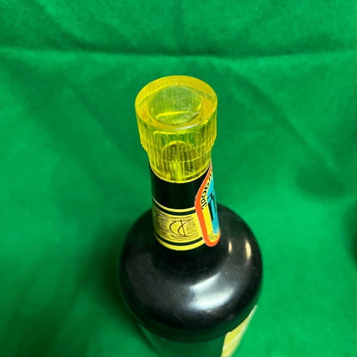 Vintage wine bottle used cigarette… - € 80,00
