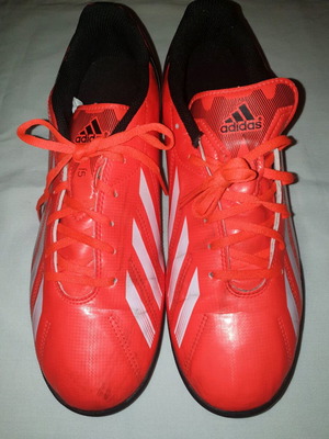 Футболни обувки Adidas F10 употребявани, размер 42 2/3, оранжево-червени