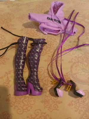 Rainbow High clothes and shoes pack like new