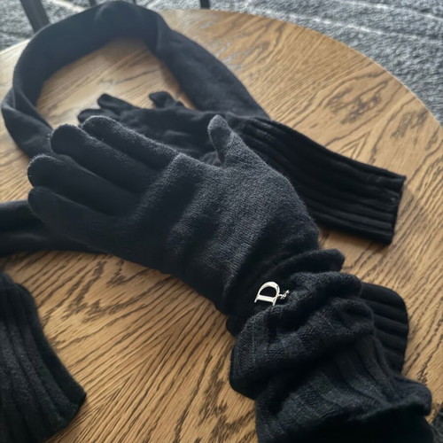 Dior cashmere scarf and gloves like new, black with free hat